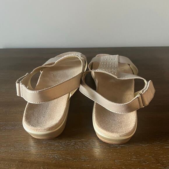 Easy Spirit Woman’s Hazel Leather Embellished Flat Metallic Sandals- Size 12W - Picture 4 of 13